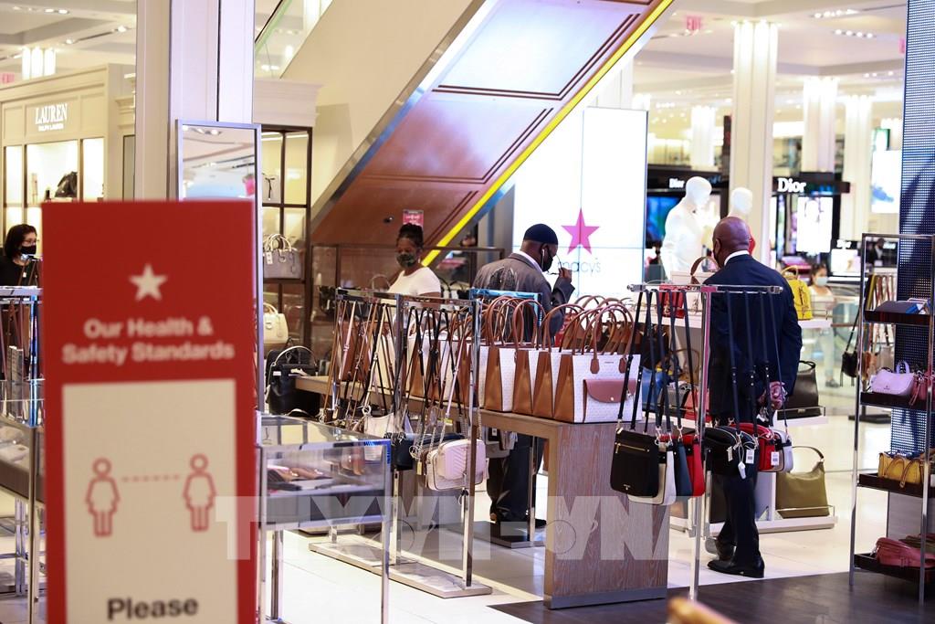 Người dân mua sắm tại cửa hàng của Tập đoàn Macy ở New York, Mỹ. Ảnh: THX/TTXVN