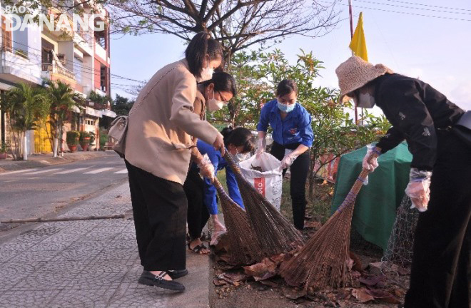 Da Nang Youth Union members clean up along the banks of Phu Loc River. Photo: H.H