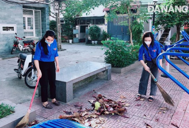  Hai Chau District Youth Union members clean up a public place. Photo: H.H