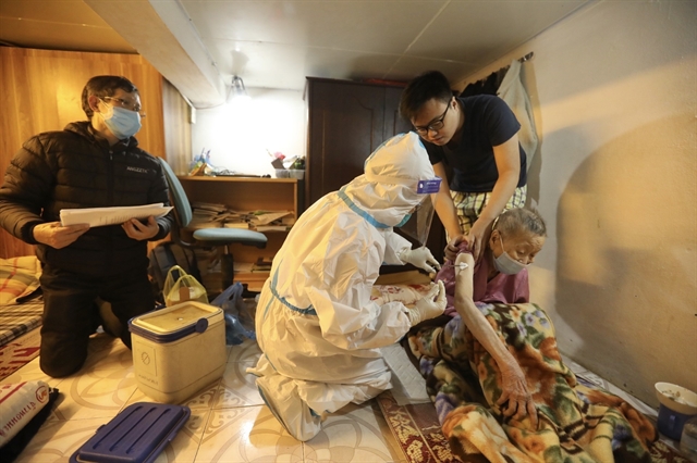 An elderly woman in Cửa Đông Ward, Hoàn Kiếm District is vaccinated at home. Hà Nội has offered home vaccinations for people at high risk. — VNA/VNS Photo Minh Quyết 