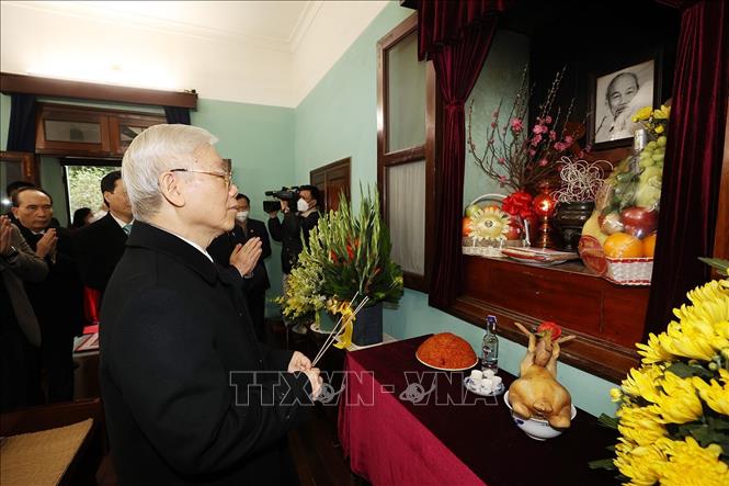 Tổng Bí thư Nguyễn Phú Trọng dâng hương tưởng niệm Chủ tịch Hồ Chí Minh tại Nhà 67. Ảnh: Trí Dũng/TTXVN. 