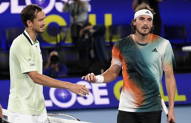 Daniil Medvedev đã trải qua một trận bán kết ít vui vẻ trước Stefanos Tsitsipas khi cáo buộc HLV của tay vợt người Hy Lạp bí mật đưa ra chỉ dẫn cho học trò. Ảnh: PA