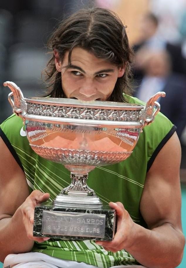 Nadal và chiếc cúp vô địch Grand Slam đầu tiên anh nhận được tại Pháp mở rộng năm 2005. Ảnh: AFP