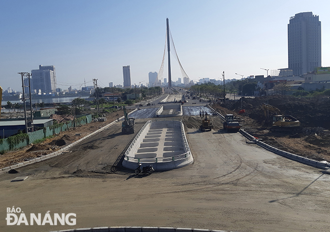 About 95% of the construction work of the traffic infrastructure project at western end of the Tran Thi Ly Bridge has been already completed, and the ground floor of the project temporarily opened to traffic to serve the travel demand of locals during Tet. Photo: THANH LAN
