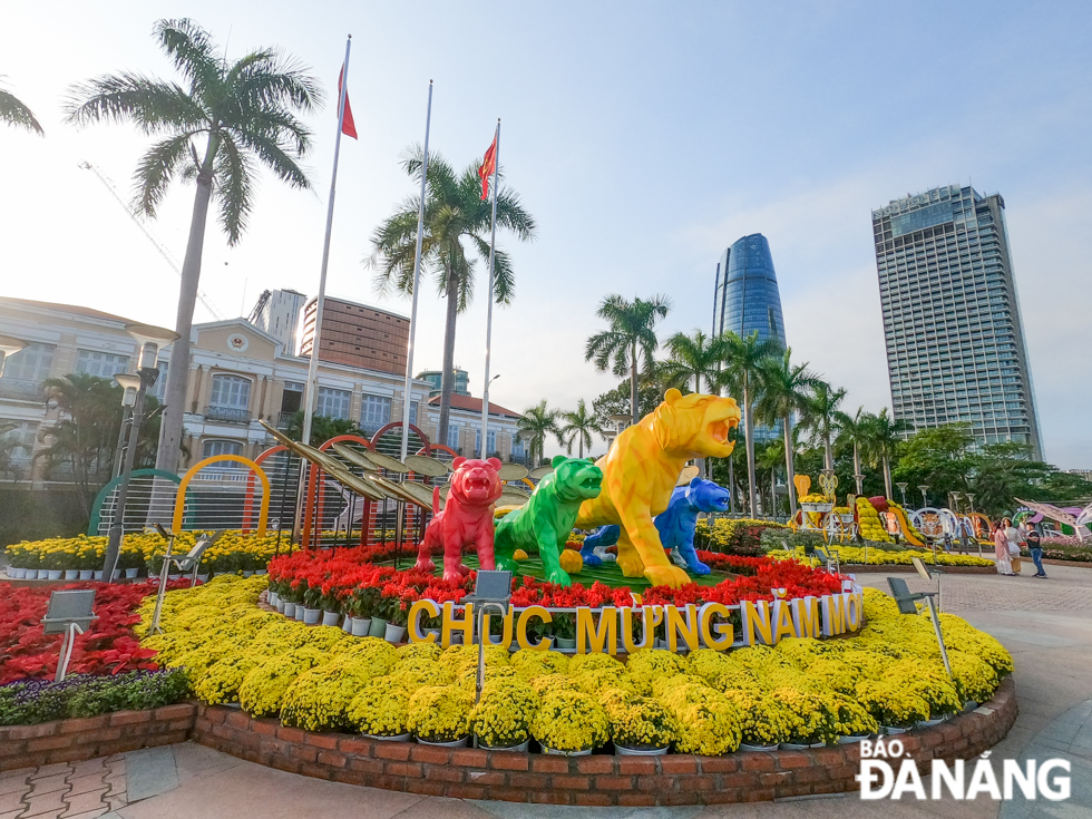 The main floral decoration is opposite the building at 42 Bach Dang Street with the mascot of Lunar New Year 2022 - tiger and the 'Happy Lunar New Year' words.