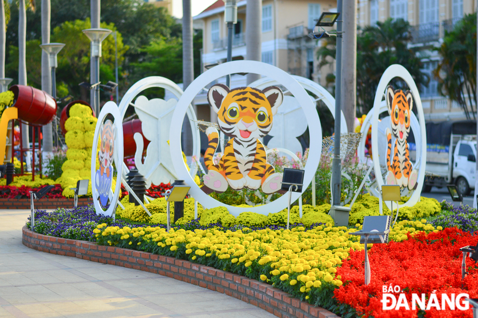 The miniature flower beds are decorated with funny stylized tigers combined with such flowers as marigolds, rhododendrons, firecracker flowers, and raspberry chrysanthemums.