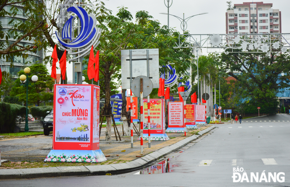 Banners are decorated in front of the Da Nang Administration Centre to welcome in the Tet Festival 2022, and celebrate some of the city's important political events.