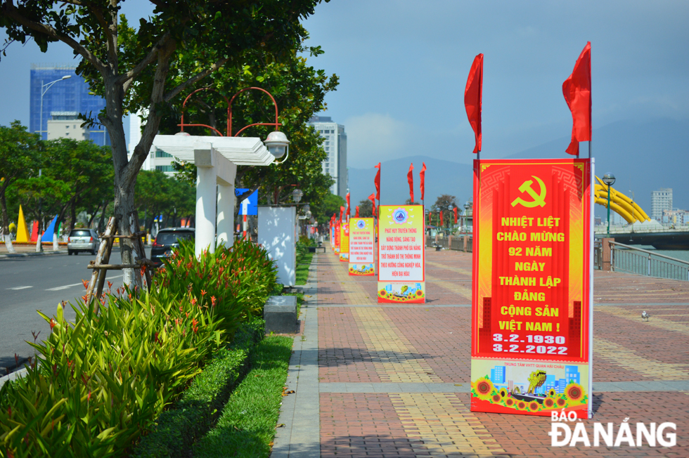 Banners to welcome in the Lunar New Year 2022 and mark the 92nd founding anniversary of the Communist Party of Viet Nam placed along the western bank of the Han River