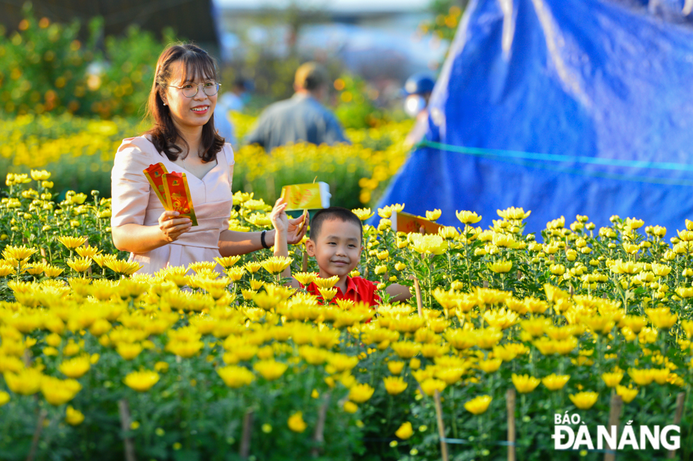 The Tet flower market at March 29 Square on September 2 Street is very attractive to people to visit and take pictures.