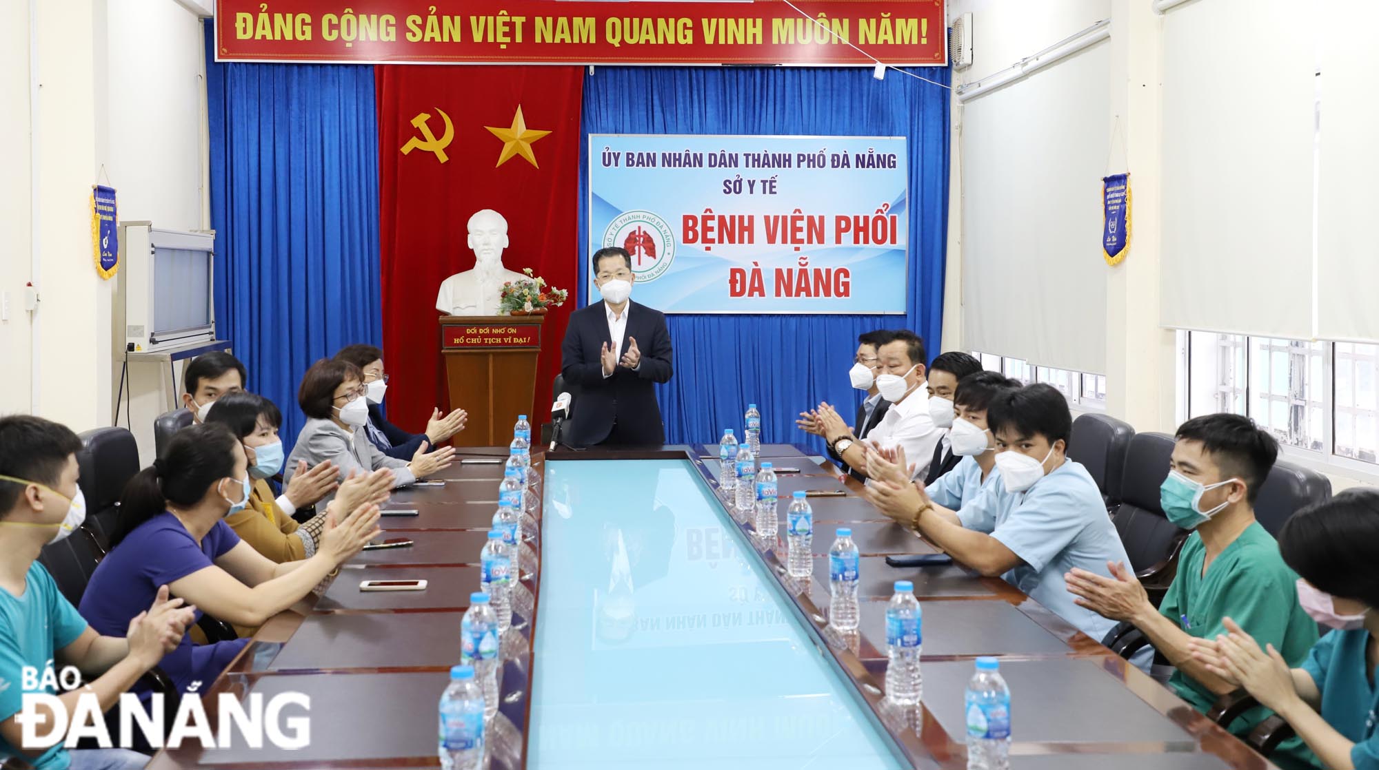 Da Nang Party Committee Secretary Nguyen Van Quang praised the medical team of the Da Nang Lung Hospital for their great contribution in the city’s COVID-19 prevention and control missions over the past time, January 30, 2022. Photo: NGOC PHU