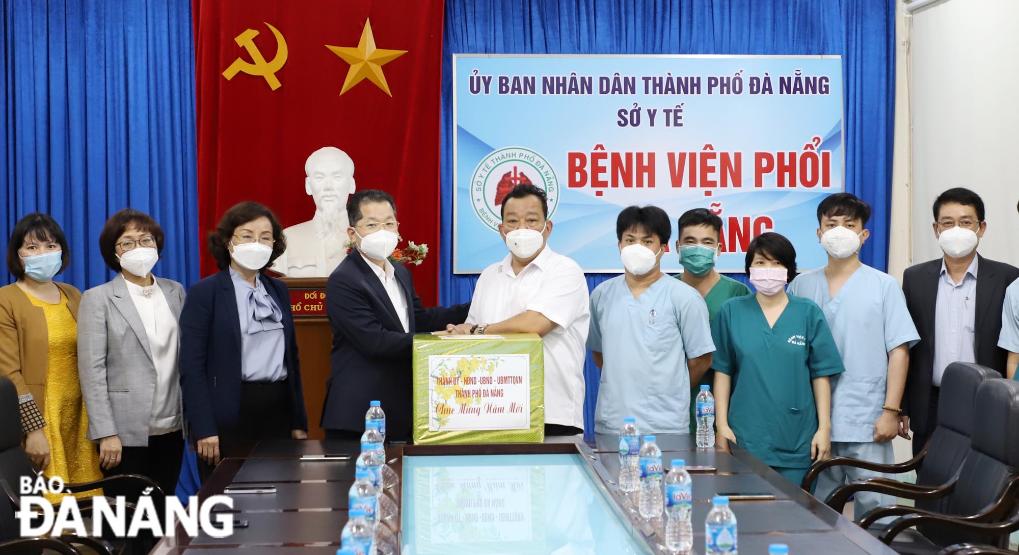 Da Nang Party Committee Secretary Nguyen Van Quang (4th, left) presents a Tet gift and delivers his best wishes to the staff of the Da Nang Lung Hospital, January 30, 2022. Photo: NGOC PHU