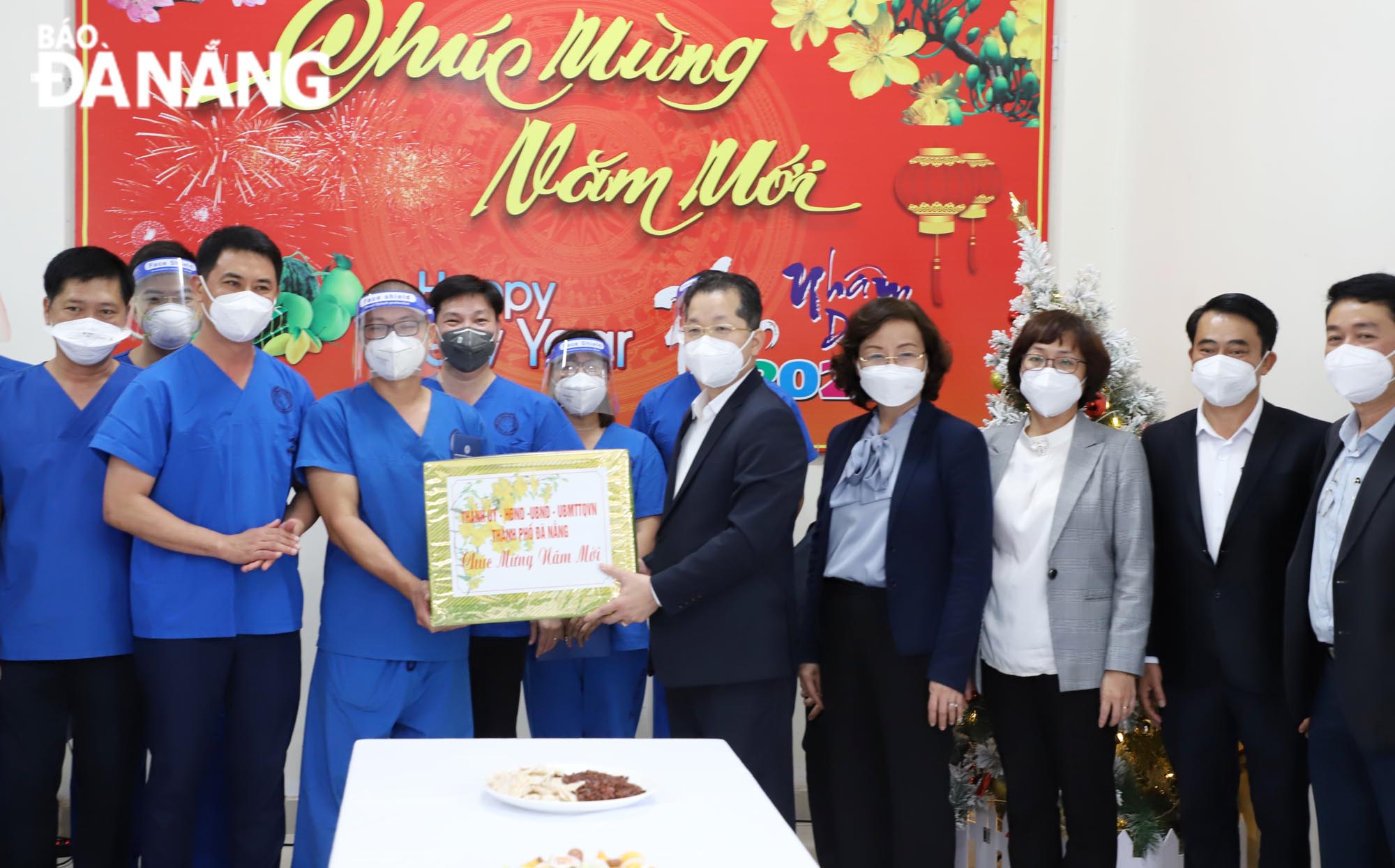 Da Nang Party Committee Secretary Nguyen Van Quang (5th, right) extends Lunar New Year's greetings to the staff of the field hospital in the western dormitory complex, January 30, 2022. Photo: NGOC PHU