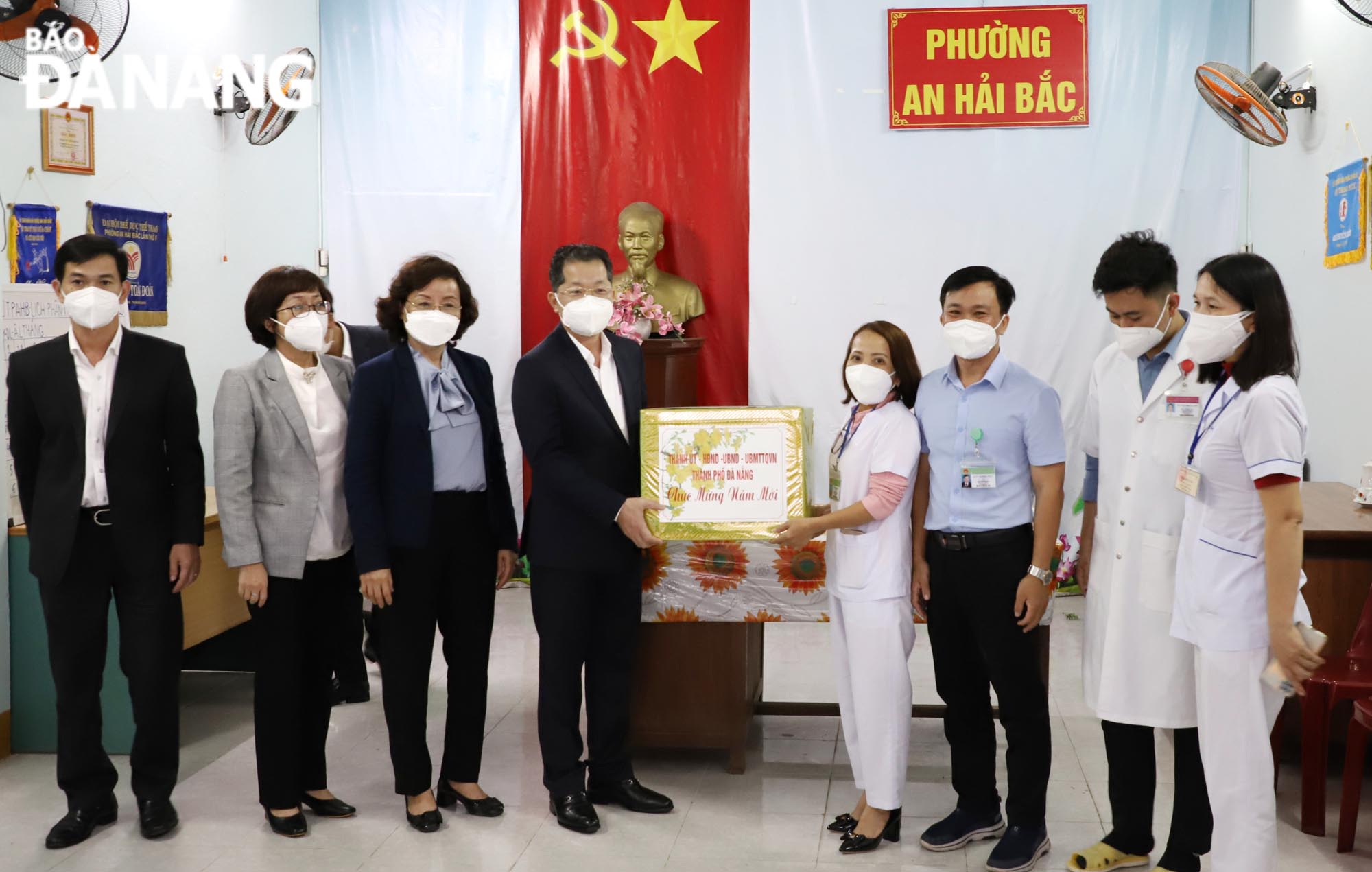 Da Nang Party Committee Secretary Nguyen Van Quang (4th, left) delivers Tet greetings to the medical staff of the Mobile Medical Station of An Hai Bac Ward, Son Tra District, January 30, 2022. Photo: NGOC PHU