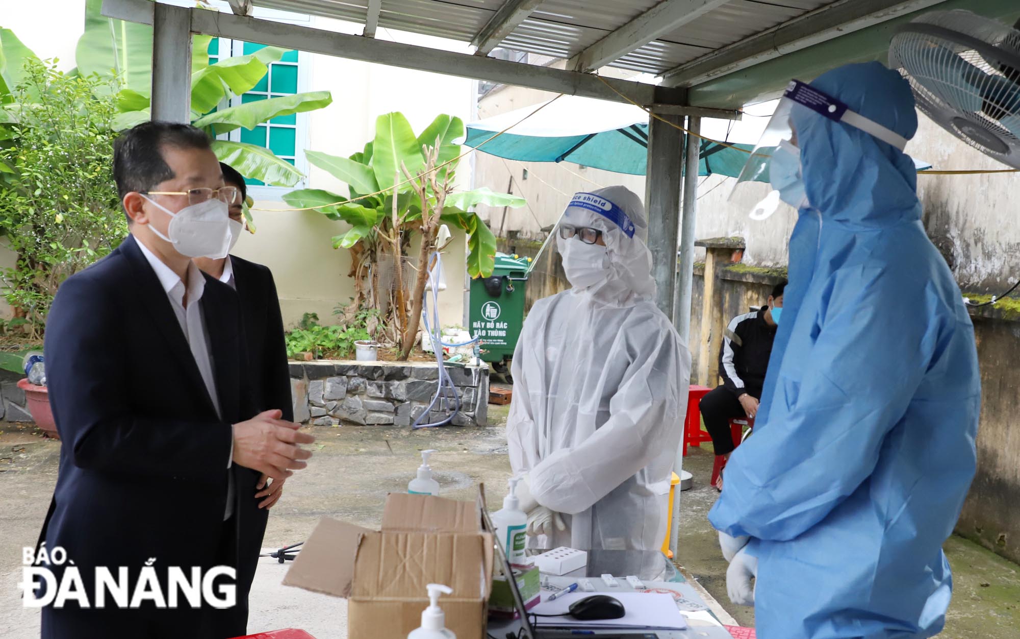 Da Nang Party Committee Secretary Nguyen Van Quang (left) delivers words of great encouragement to the officials and employees of the Hoa Khanh Bac Ward’s Medical Station in Lien Chieu District, January 30, 2022. Photo: NGOC PHU