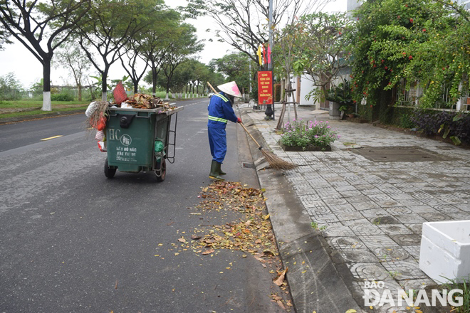 Tuyến đường Thăng Long được công nhân quét dọn, thu gom rác một lần nữa để đón Tết.
