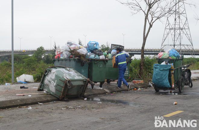 Công nhân thu gom rác trên địa bàn phường Hòa Xuân (quận Cẩm Lệ) tất tả với khối lượng rác tăng cao ngày tất niên Tân Sửu.