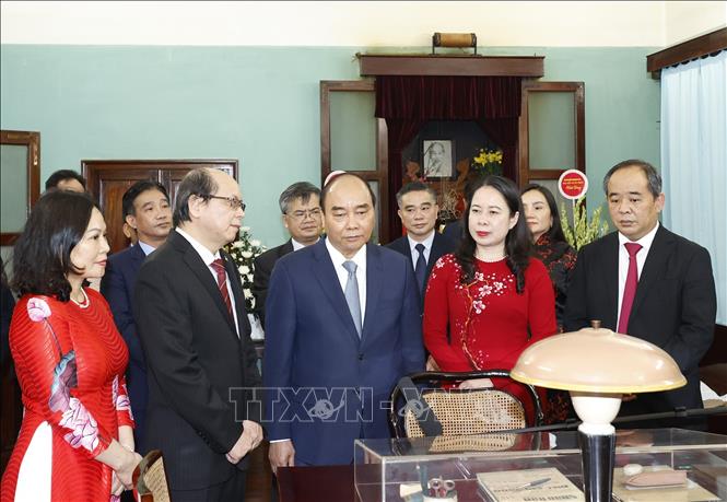 Chủ tịch nước Nguyễn Xuân Phúc thăm nơi ở và làm việc của Chủ tịch Hồ Chí Minh tại Nhà 67.