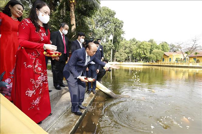 Chủ tịch nước Nguyễn Xuân Phúc thăm ao cá Bác Hồ trong Khu Di tích Chủ tịch Hồ Chí Minh.