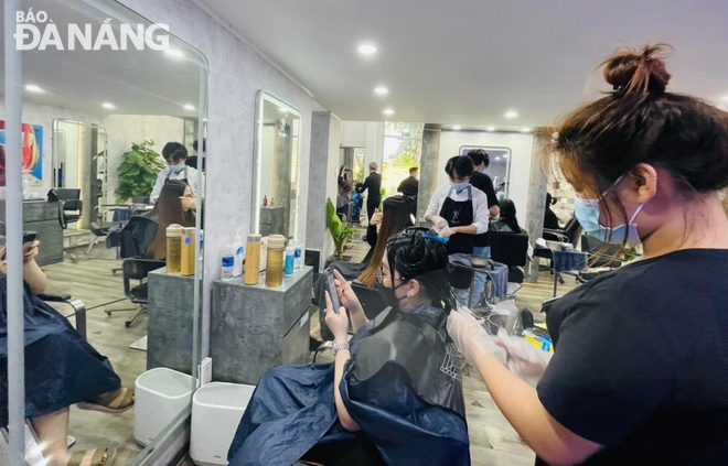 Customers have their hair styled at Xi Nhan hair salon, located at 26 Ly Tu Trong Street, Hai Chau District). Photo: M.QUE