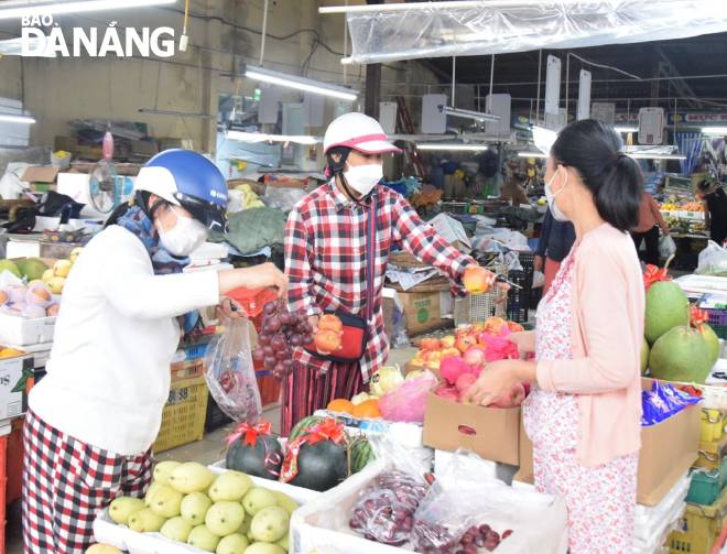 Fruit prices increased slightly in the last days of the lunar year due to high demand for Tet offerings. Photo taken at the Con Market.