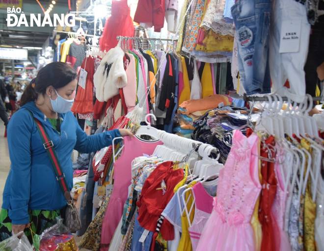 Mothers still do not forget to buy new clothes for their children on the occasion of Tet.