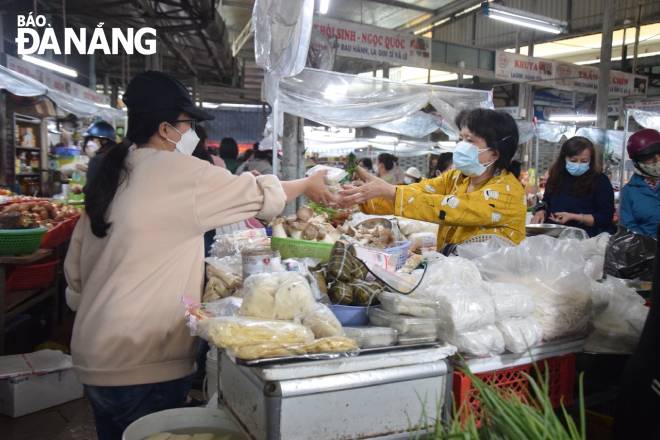 The first day of Tet is a day when many families are vegetarian, so vegetarian products are being sold well. Photos taken at Dong Da market