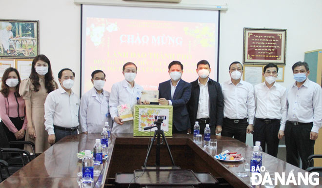 Standing Deputy Secretary of the Da Nang Party Committee Luong Nguyen Minh Triet (5th, right) and Standing Vice Chairman of the municipal People's Committee Ho Ky Minh (4th, right) present Tet gifts and wishes to the doctors and nurses  of the Hospital Hoa Vang District General Hospital. Photo: TRONG HUNG