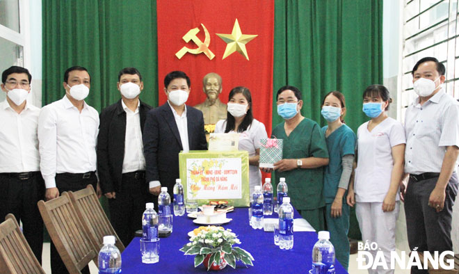  Standing Deputy Secretary of the Da Nang Party Committee Luong Nguyen Minh Triet (4th, left) and Standing Vice Chairman of the municipal People's Committee Ho Ky Minh (3rd, left) give Tet gifts to the staff of Hoa Son Commune Medical Station, Hoa Vang District. Photo: TRONG HUNG