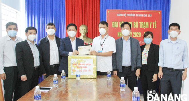 Standing Deputy Secretary of the Da Nang Party Committee Luong Nguyen Minh Triet (4th, left) and Standing Vice Chairman of the municipal People's Committee Ho Ky Minh (3rd, left) extend Tet wishes to the Thanh Khe Tay Ward Medical Station in Thanh Khe District. Photo: TRONG HUNG .