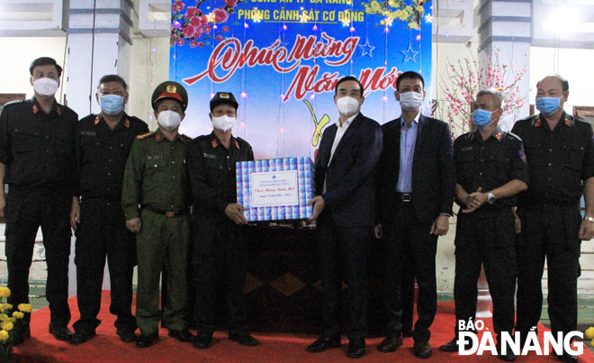 Chủ tịch UBND thành phố Lê Trung Chinh tặng quà tết cho lực lượng Phòng Cảnh sát cơ động. Ảnh: TRỌNG HÙNG