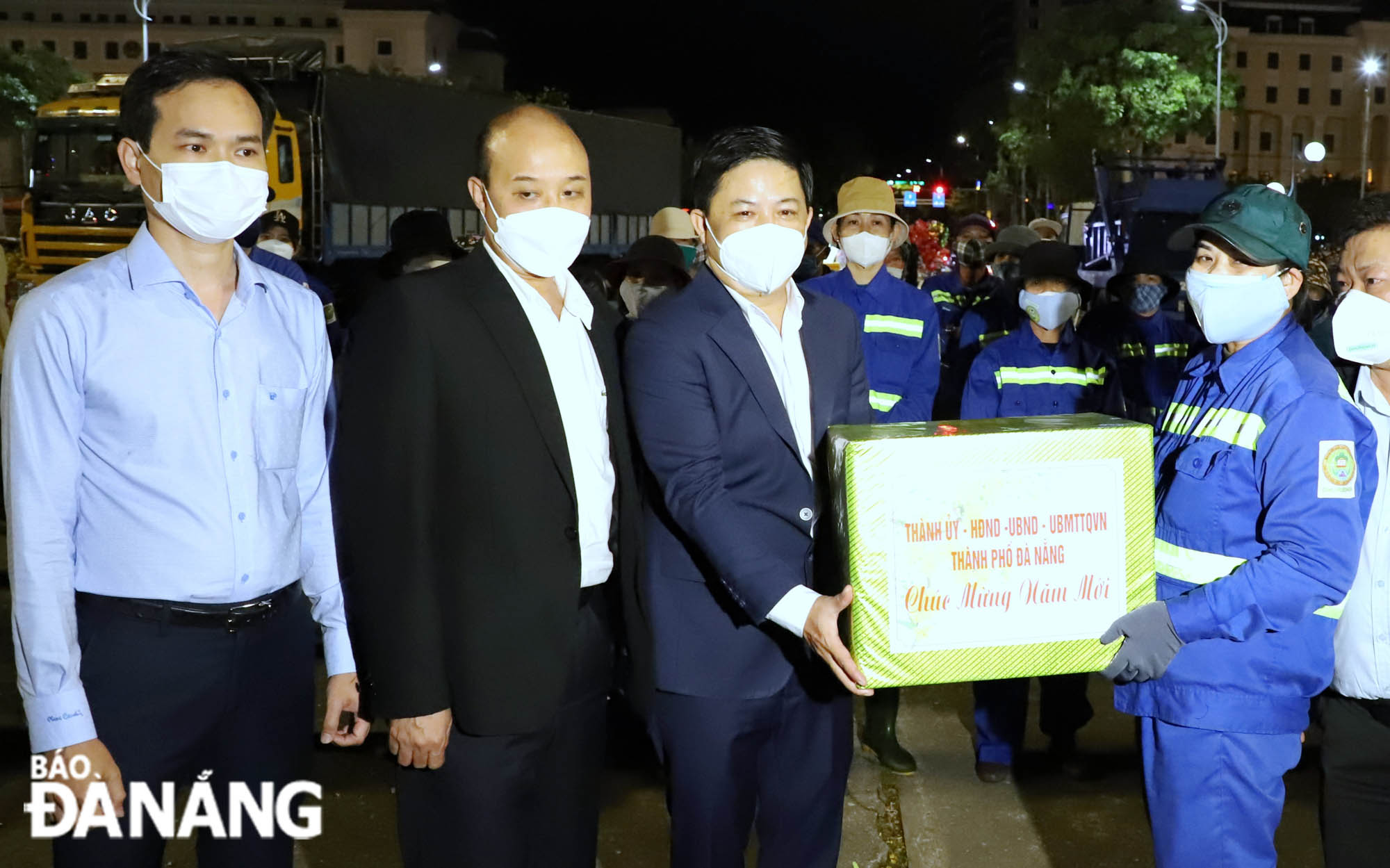 Phó Bí thư Thường trực Thành ủy Lương Nguyễn Minh Triết (thứ 3, trái sang) tặng quà chúc Tết công nhân vệ sinh môi trường. Ảnh: NGỌC PHÚ