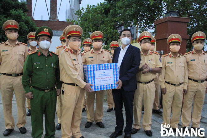 Chủ tịch UBND thành phố Lê Trung Chinh (bên trái) tặng quà, chúc Tết lực lượng Phòng Cảnh sát giao thông Công an thành phố. Ảnh: TRỌNG HÙNG
