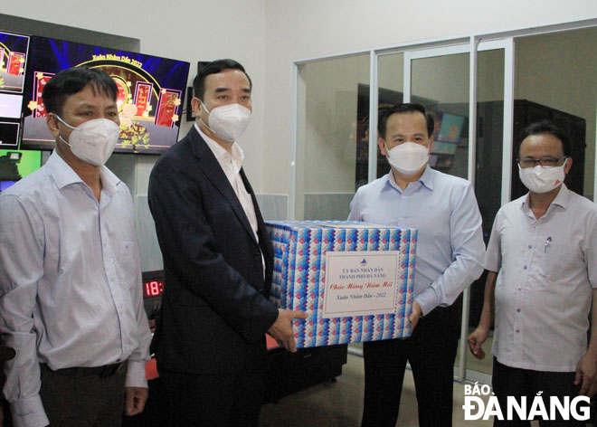 Chủ tịch UBND thành phố Lê Trung Chinh (thứ 2 bên phải) thăm và chúc Tết Đài Phát thanh và Truyền hình thành phố Ảnh: TRỌNG HÙNG