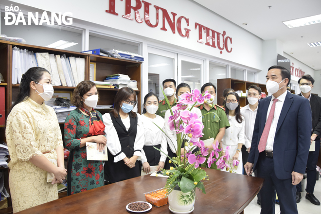 Chủ tịch UBND thành phố Lê Trung Chinh thăm Bộ phận Tiếp nhận và trả kết quả thủ tục hành chính ngày làm việc đầu tiên năm Nhâm Dần
