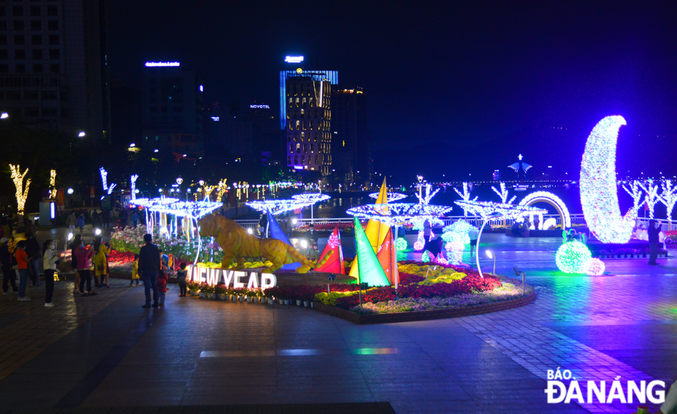 Bach Dang Street and both banks of the Han River are the highlight of the public floral displays and lighting decorations for Tet Festival 2022 with the key idea of ‘Aspiration to rise up’.