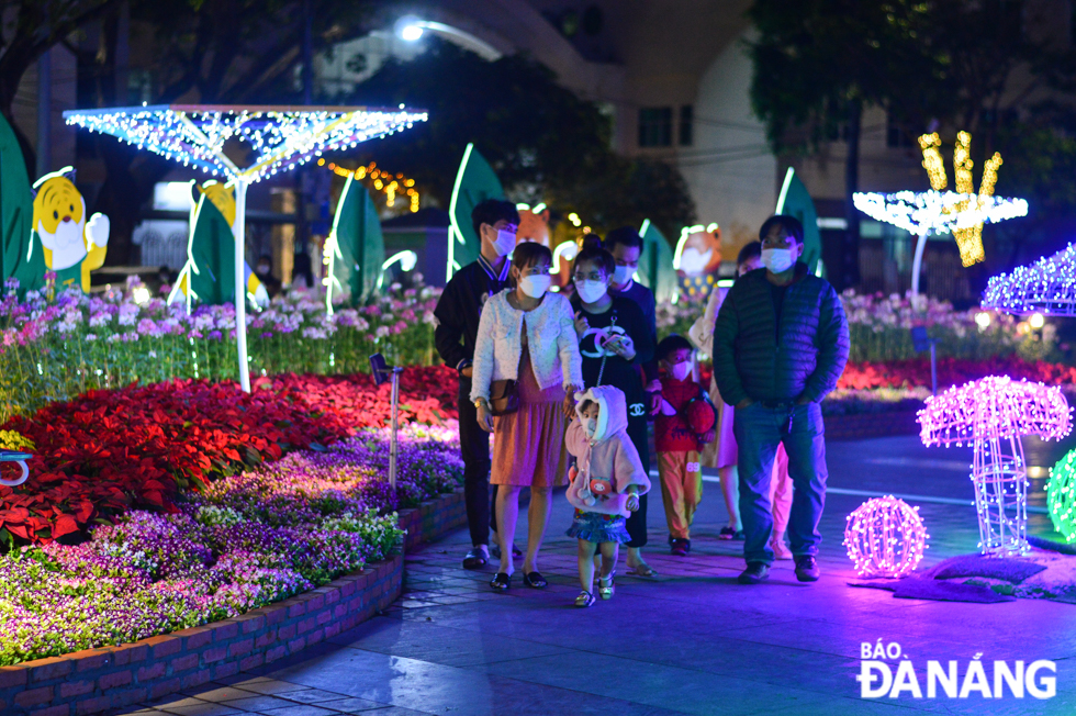 Despite wet weather, Da Nang residents still poured out onto major downtown streets to ring in Lunar New Year's Eve. 