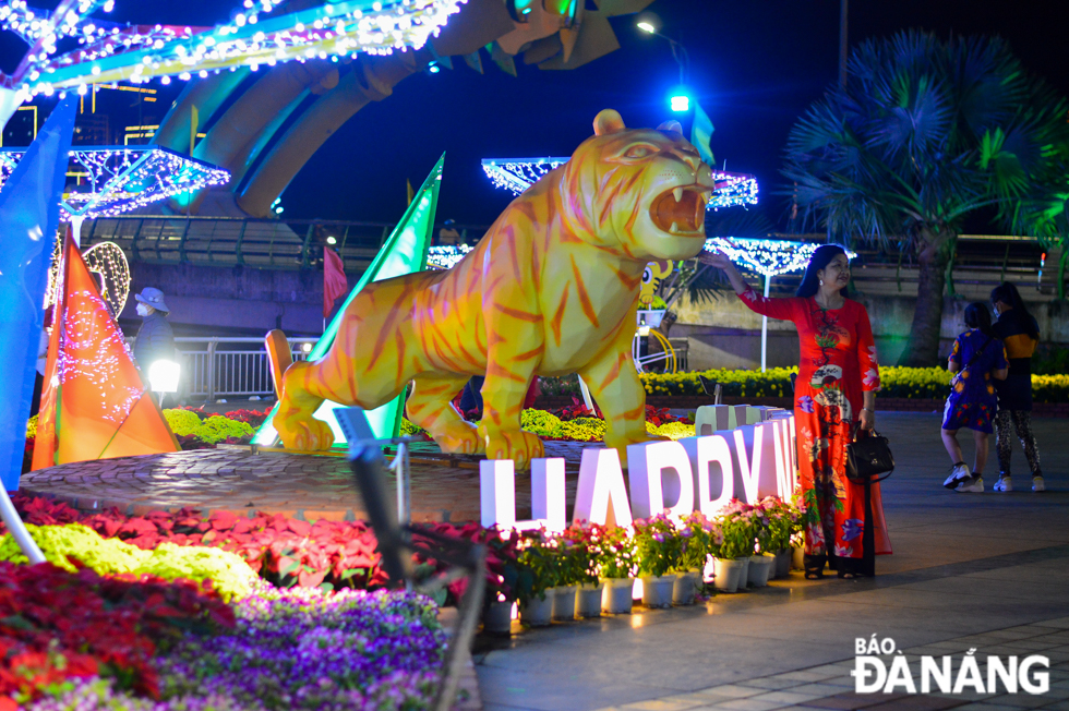 The image of the majestic and mighty tiger - the mascot of Lunar New Year 2022 - at the Bach Dang spring flower street draws much attention from visitors.