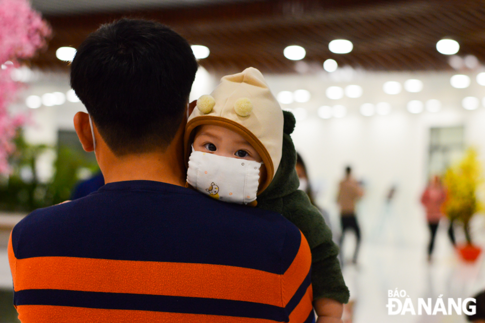 A baby girl welcomes in new spring with her dad. 