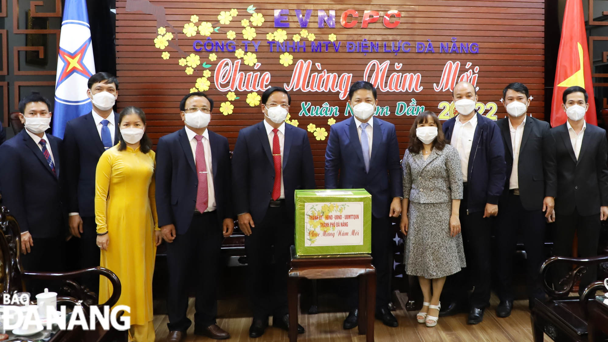 Standing Deputy Secretary of the Da Nang Party Committee Luong Nguyen Minh Triet (5th, right) delivers Tet greetings to officers and employees of the Da Nang Power Company Limited. Photo: NGOC PHU