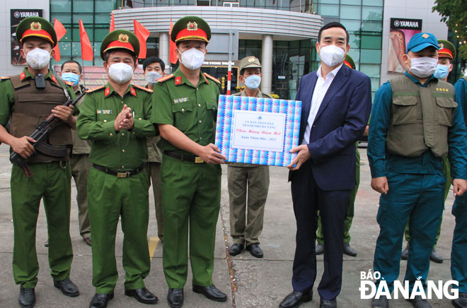  Chairman of the municipal People's Committee Le Trung Chinh (2nd, right) pays a Tet visit to the patrol force No. 8394 in Hai Chau 1 Ward. Photo: TRONG HUNG