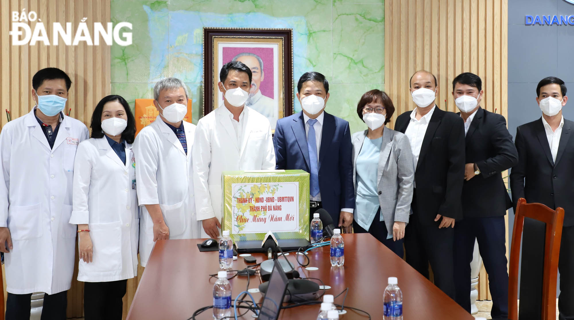 Standing Deputy Secretary of the Da Nang Party Committee Luong Nguyen Minh Triet (5th, right) presents a Tet gift and wishes to the staff of the Da Nang General Hospital. Photo: NGOC PHU