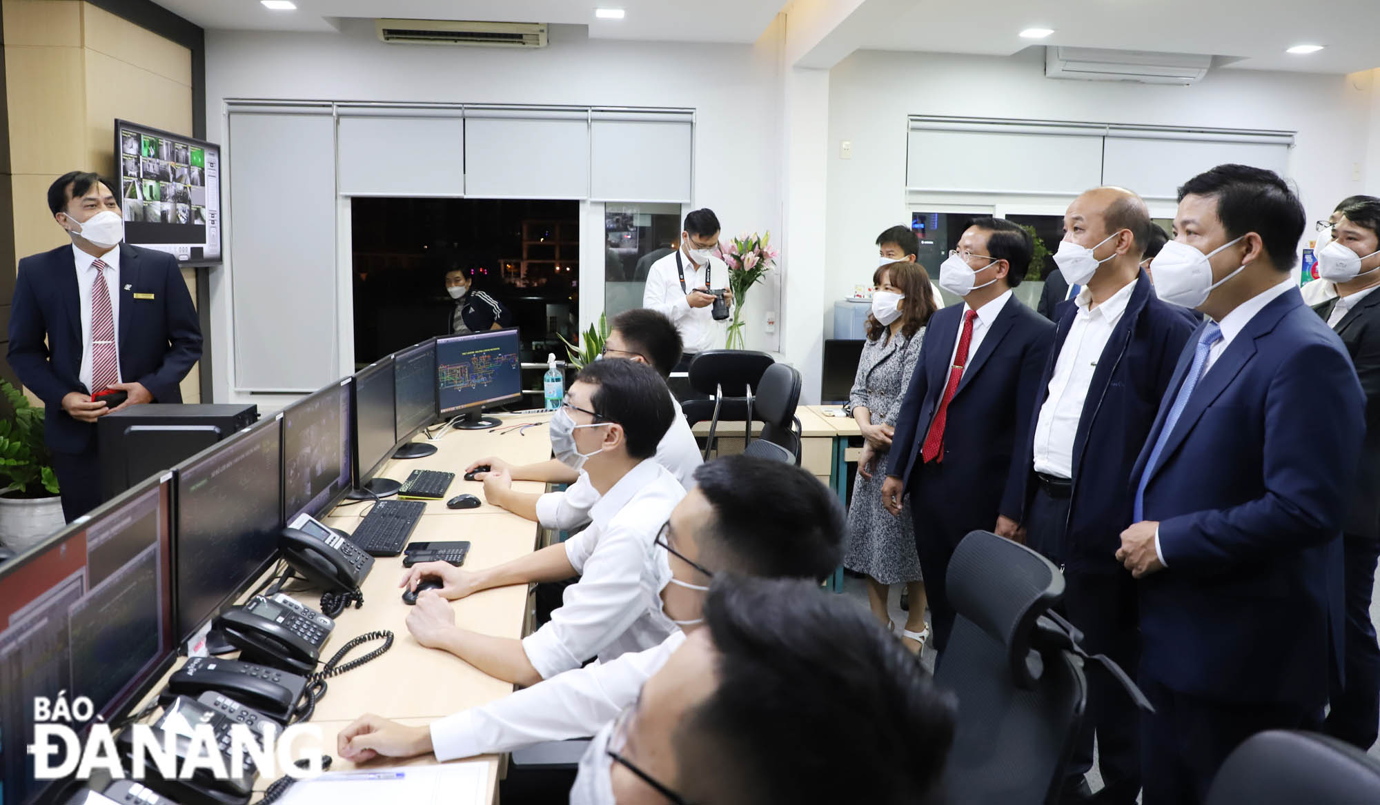 Standing Deputy Secretary of the Da Nang Party Committee Luong Nguyen Minh Triet (1st, right) inspects the power supply plan at the Da Nang Power Company Limited. Photo: NGOC PHU