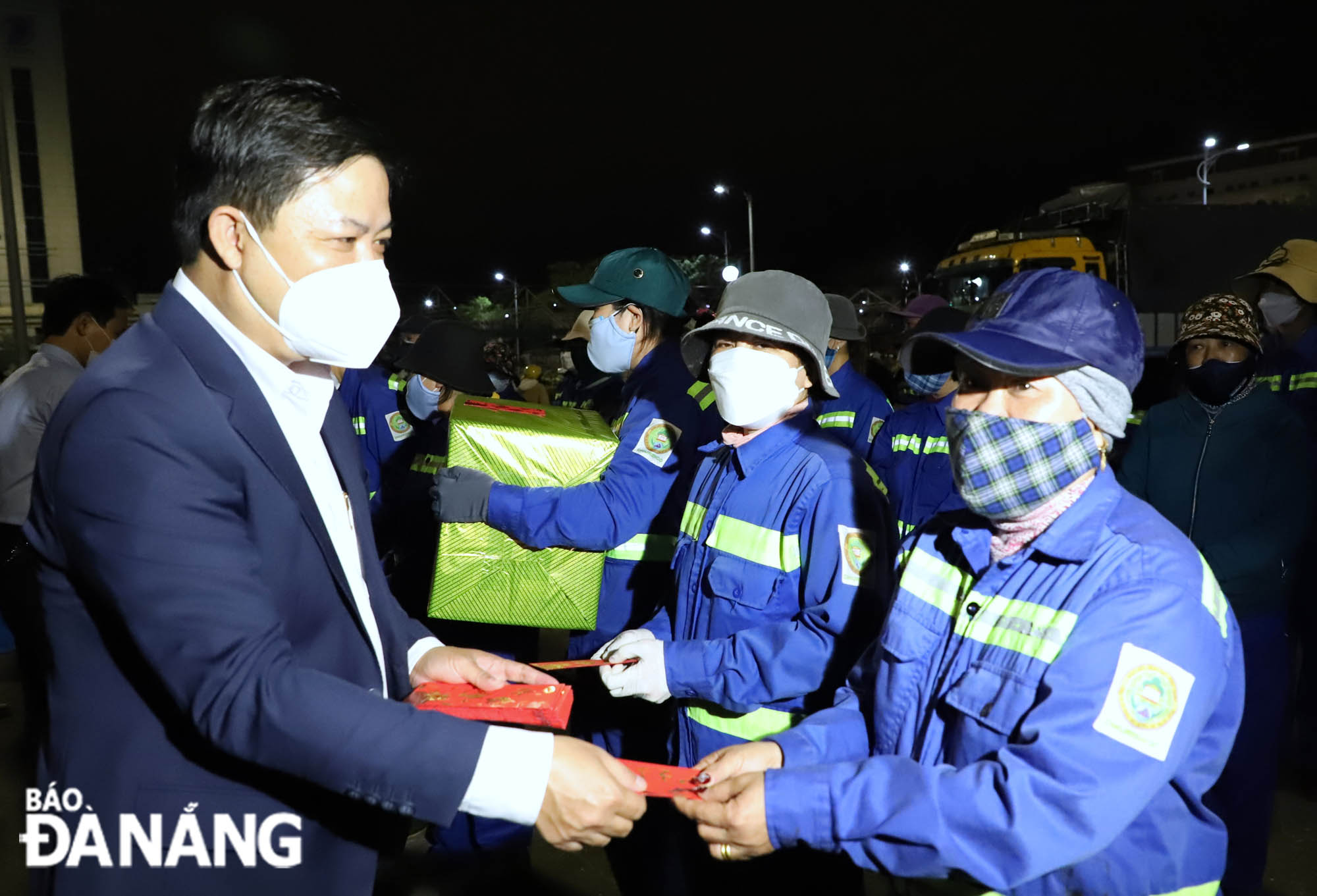 Standing Deputy Secretary of the Da Nang Party Committee Luong Nguyen Minh Triet gives lucky money and Tet wishes to environmental sanitation workers. Photo: NGOC PHU