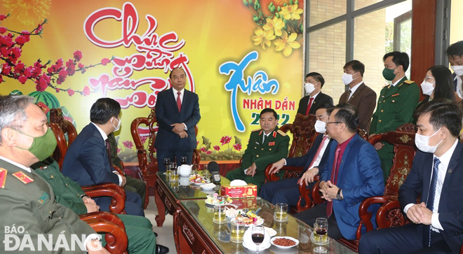 Chủ tịch nước Nguyễn Xuân Phúc chúc Tết, động viên đảng bộ, chính quyền và nhân dân quận Hải Châu. Ảnh: HOÀNG HIỆP