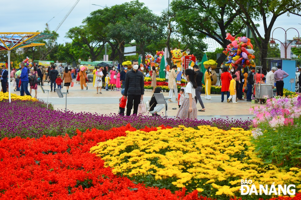 Eye-catching floral miniature scenes along both banks of the Han River are very attractive to locals and visitors.