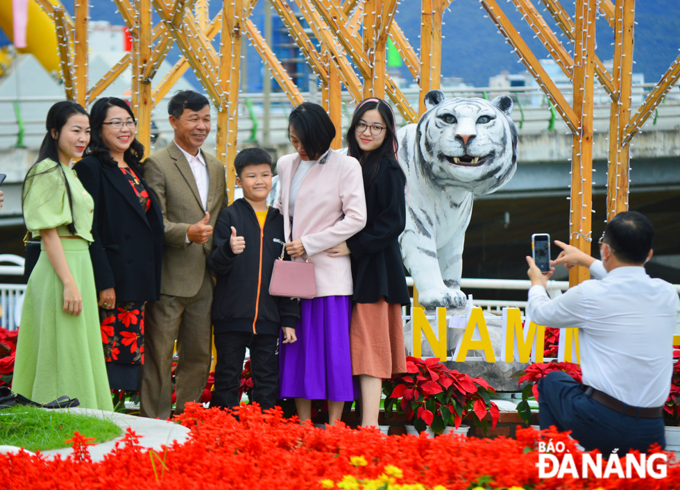 One of the highlights at this year's floral decorations is indispensable image of the tiger mascot.