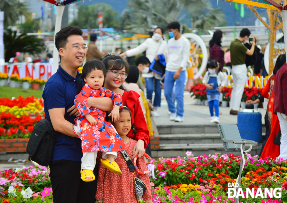 Everyone is radiant and beautiful in Lunar New Year's photos.