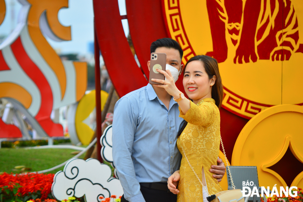 Couples take selfie to save their happy moments in Lunar New Year.