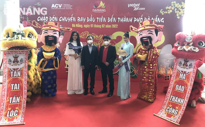 A ceremony was held on Tuesday morning to welcome the first air passengers to set foot in Da Nang on Lunar New Year's Day.