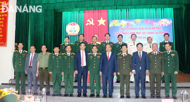 State President Nguyen Xuan Phuc (first row, 5th, right) and the leaders of the Ministry of Public Security, the High Commands of the Border Guard and Military Zone 5, the Da Nang administration leaders pose for a souvenir photo with the leaders of the city's armed forces. Photo: HOANG HIEP